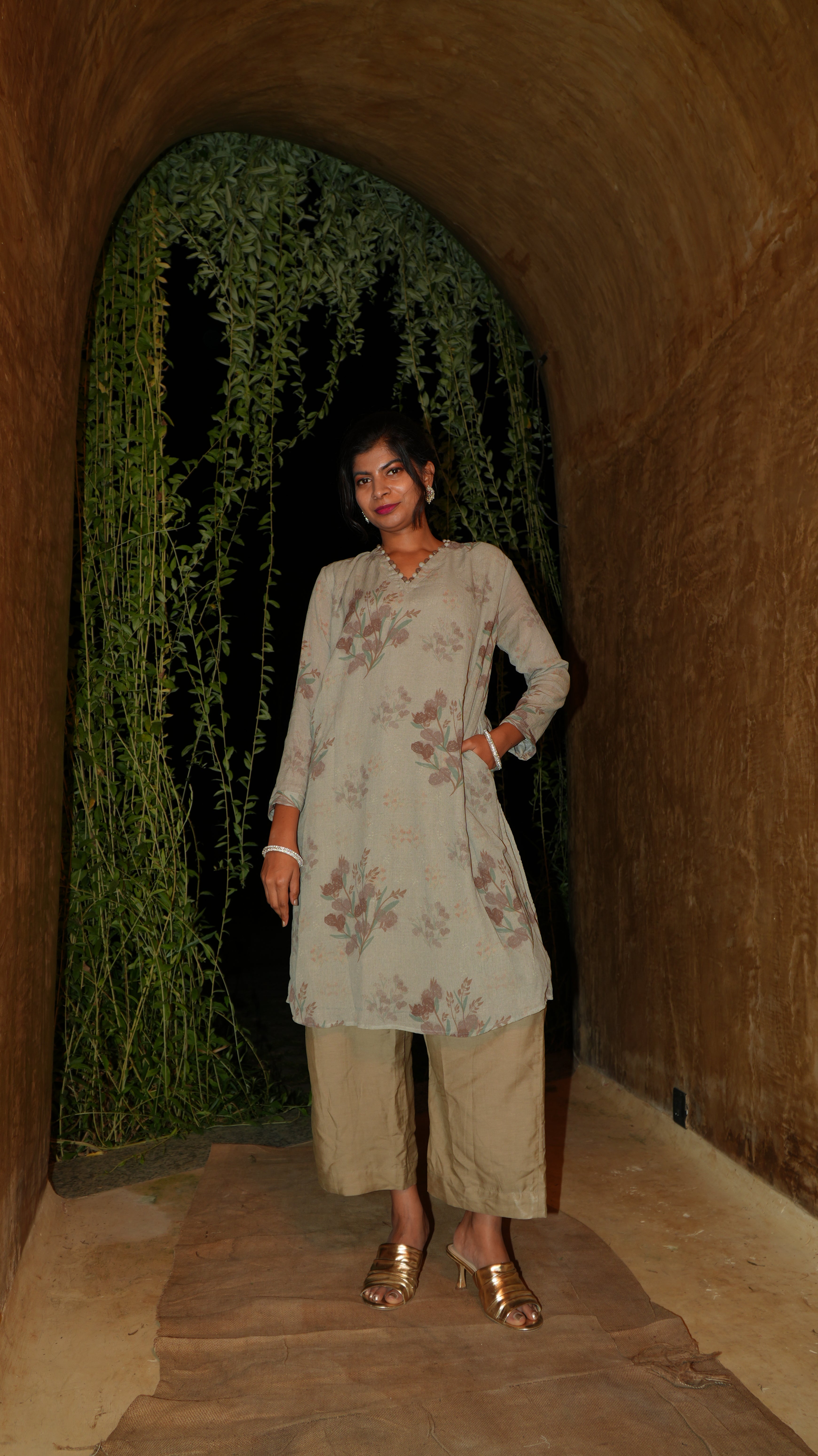 BASIL ETRE V KURTI