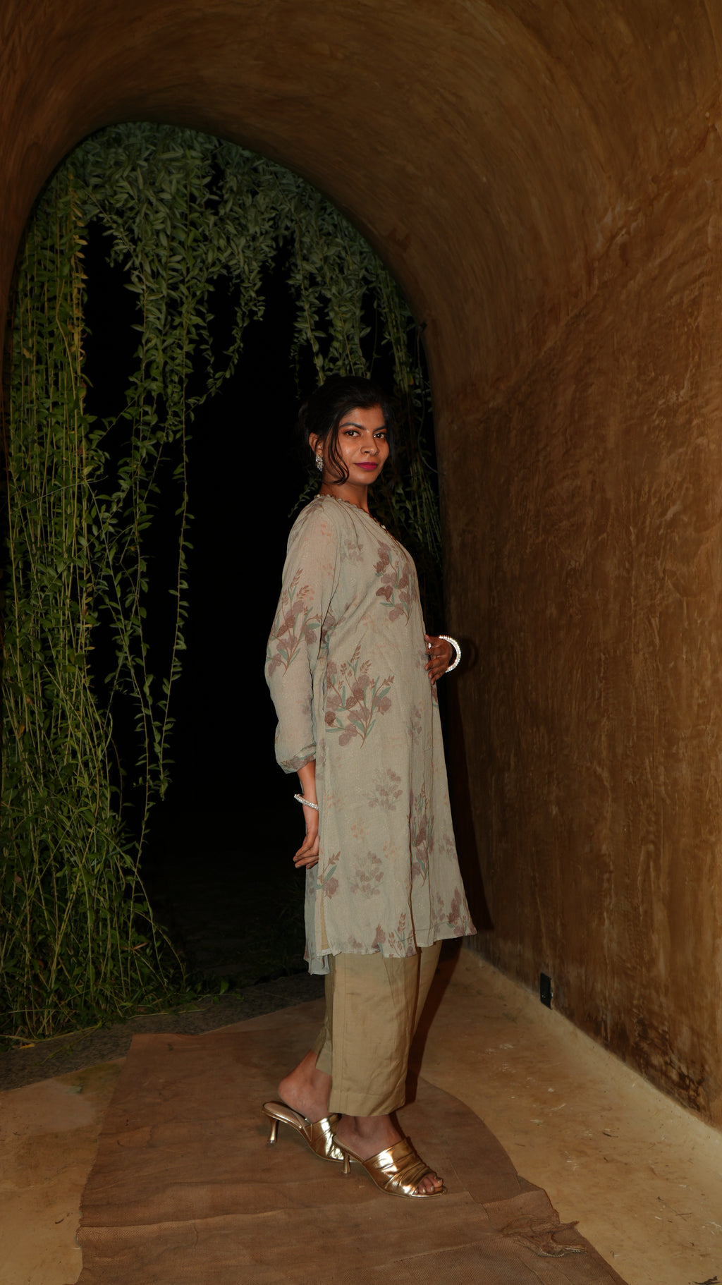 BASIL ETRE V KURTI