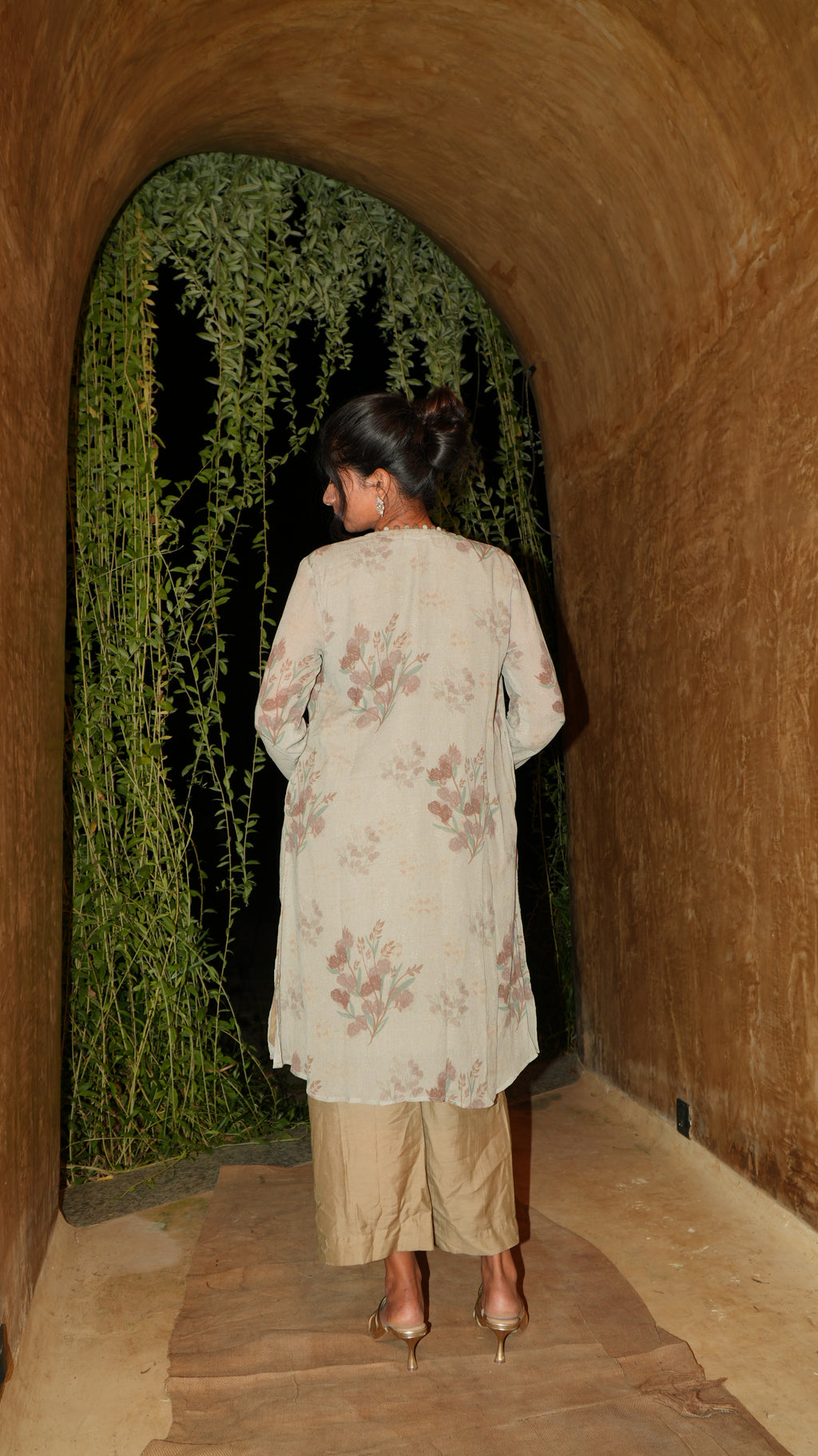 BASIL ETRE V KURTI