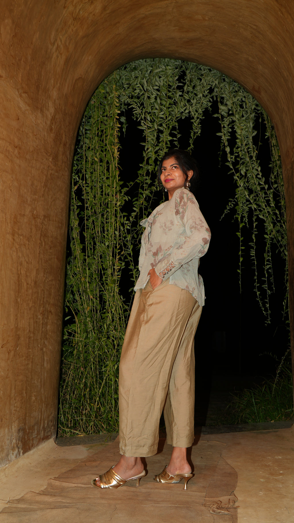 BASIL AURA V TIE TOP